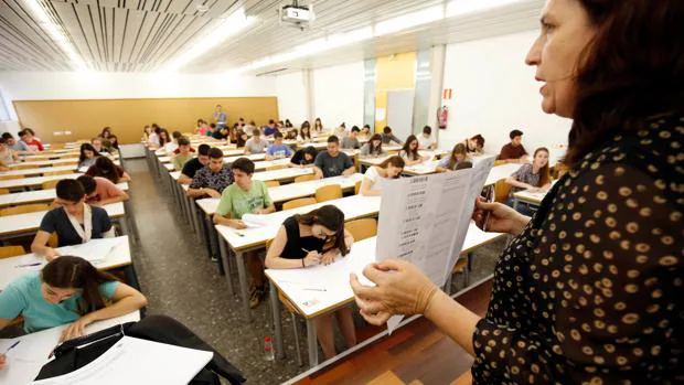 Imagen de un grupo de alumnos durante un examen