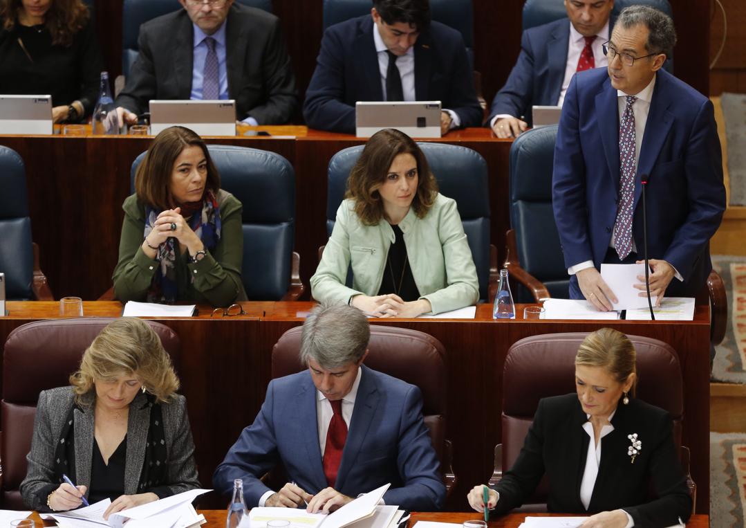 Los diputados regionales Elena González-Moñux (izq.), Isabel Díaz Ayuso (centro) y Enrique Ossorio(dcha), en la Asamblea de Madrid