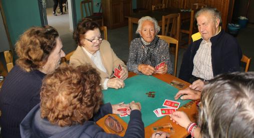 Un grupo de jubilados, echando una partida a las cartas