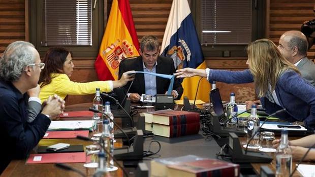 Como había anunciado el PP canario en septiembre, el acuerdo entre PSOE y CC no se rompe