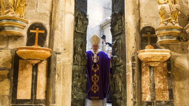 El arzobispo de Santiago, Julián Barrio, en la apertura de la Puerta Santa en diciembre de 2015