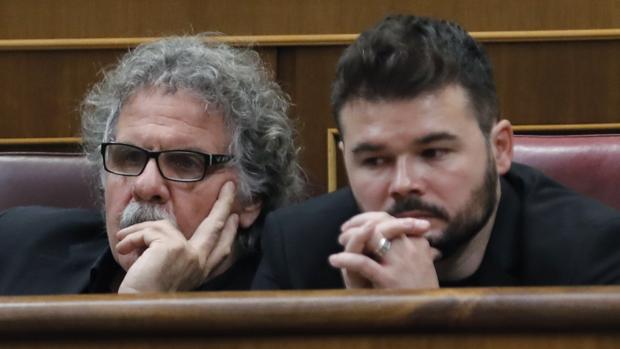 Santamaría sonríe al ver pasar por delante a Rufián, de ERC