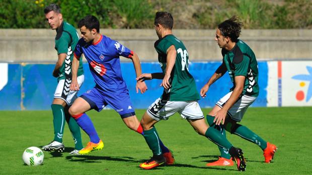 Los jugadores del Toledo Echaide, Pablo y Expósito inquietan a un adversario del Amorebieta