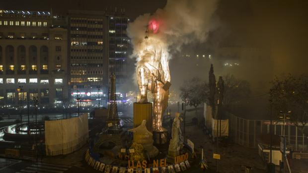 Imagen de la Falla del Ayuntamiento de Valencia en la Nit de la Cremà