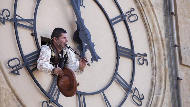 El folclorista Ángel Rufino de Haro, «El Mariquelo», en el reloj de la Torre de la Catedral de Salamanca