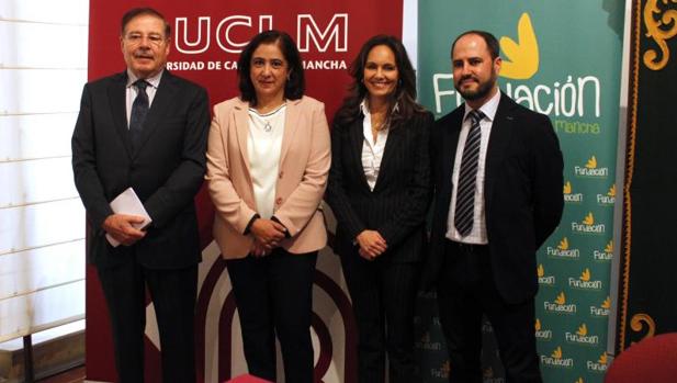 Alfonso Monsalve, empresario vitivinícola; Fátima Guadamillas, vicerrectora de la UCLM; Ana López-Casero, directora de la Fundación Caja Rural de Castilla-La Mancha; y Mario Donate, director del termómetro económico