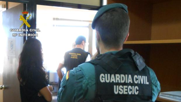 Agentes de la Benemérita durante un registro