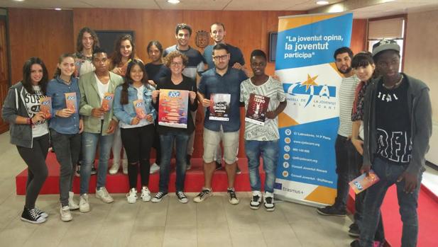 La concejal con un grupo de adolescentes en la presentación de la XII Semana Joven en Alicante