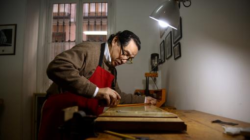 Francisco González, arquetero, en su taller