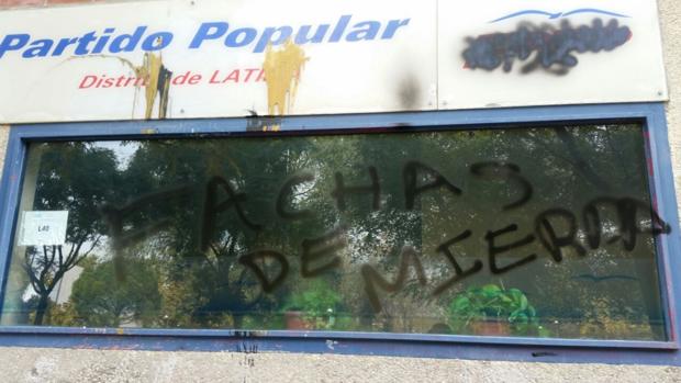 Una de las pintadas que han aparecido en la sede del PP de Latina