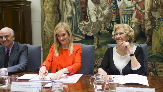 La presidenta de la Comunidad, Cristina Cifuentes, y la alcaldesa de Madrid, Manuela Carmena