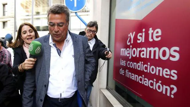 Enrique Ortiz, seguido por los medios de comunicación en Alicante
