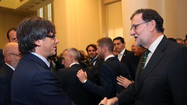 El último encuentro de Pugidemont y Rajoy fue en una inauguración en septiembre en Oporto