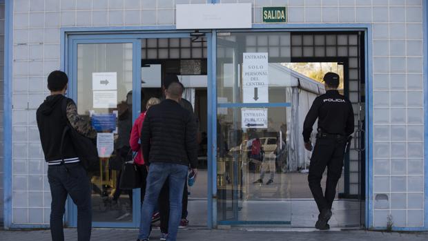 Entrada al centro de extranjeros (CIE) de Aluche