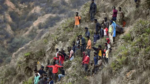 Inmigrantes aguardan en la frontera de Ceuta