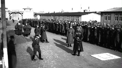 Grupo de deportados en Mauthausen, junto a los oficiales nazis
