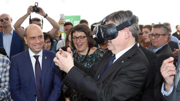 Puig, con unas gafas de realidad virtual en el foro Focus Pyme y Emprendimiento de Alicante