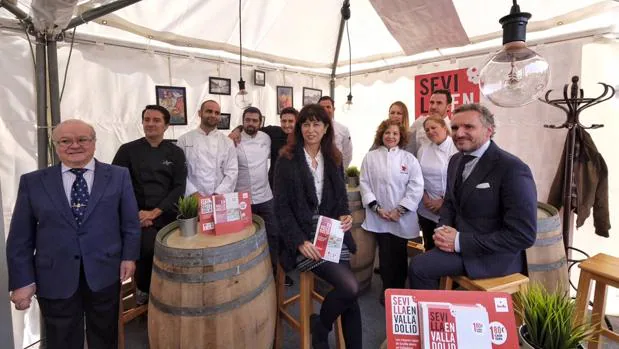 La concejala de Cultura, Ana Redondo, junto con distintos cocineros andaluces
