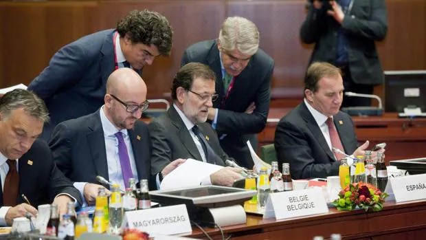 Dastis, el segundo de pie, asesora a Rajoy en una cumbre europea