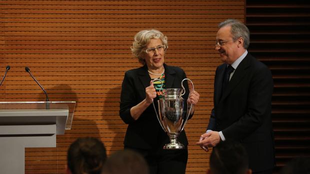 Manuela Carmena junto a Florentino Pérez, en una imagen de archivo