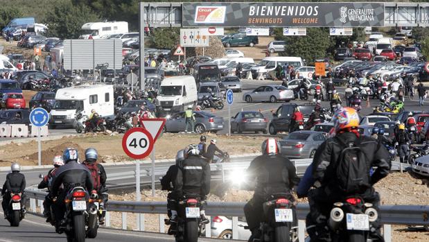 Imagen de motoristas en dirección al circuito de Cheste