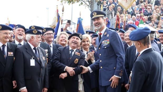 Don Felipe sonríe convarios militares retirados al terminar su celebración en el Arsenal Militar de Ferrol