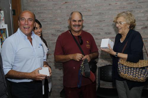 Manuela Carmena recibe un regalo de unos vecinos durante su viaje a Uruguay, en enero de 2016