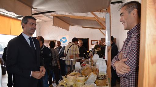 Álvaro Gutiérrez visitando los puestos de la Muestra Gastronómica