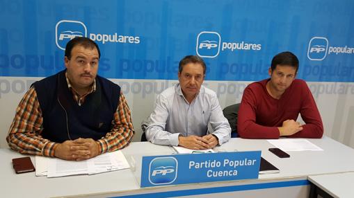 El diputado Antonio Martínez, en el centro, con los responsables del sector, Javier López y Alberto Rubio