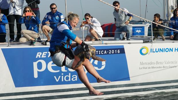 Una de las mujeres del «Reto Pelayo Vida», ayer en la suelta de la tortuga