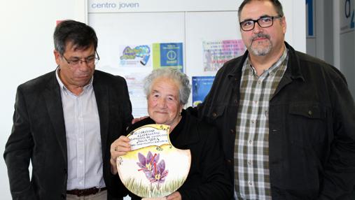 Julia Mora, azafranera de honor, flanqueada por Javier Nicolás y Julián Bolaños