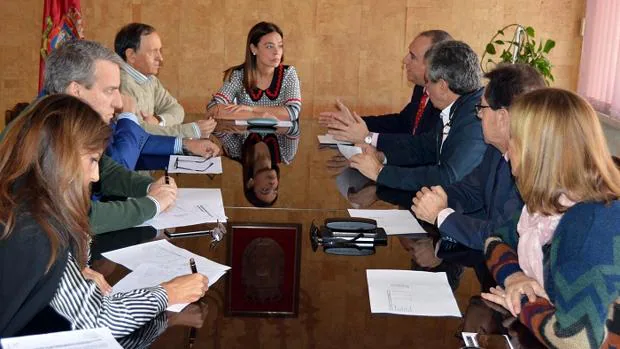 Los responsables de Fecir, con Carlos Marín a la cabeza, durante la reunión con el equipo de gobierno de Ciudad Real