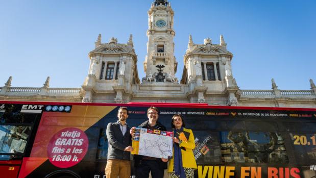 Imagen del acto celebrado esta mañana frente al Ayuntamiento de Valencia