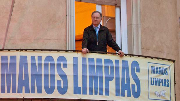 Miguel Bernad posa en el balcón de la sede de Manos Limpias, en la calle Ferraz (Madrid)