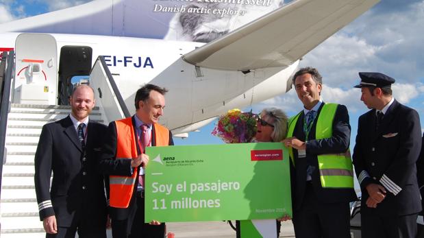 La pasajera número 11 millones, recibida con honores en la terminal alicantina