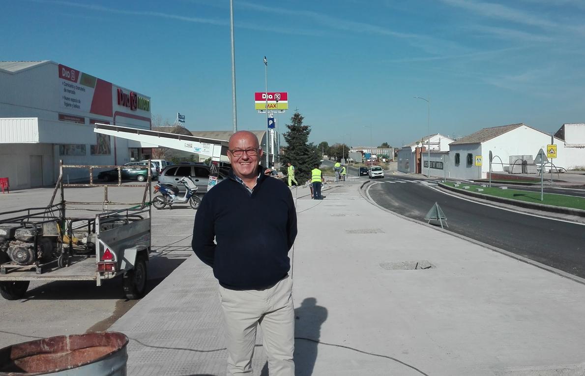 El alcalde Emilio Bravo, durante una visita a las obras