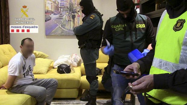 Agentes de la Guardia Civil en la detención de los acusados por robos en la Comunidad Valenciana