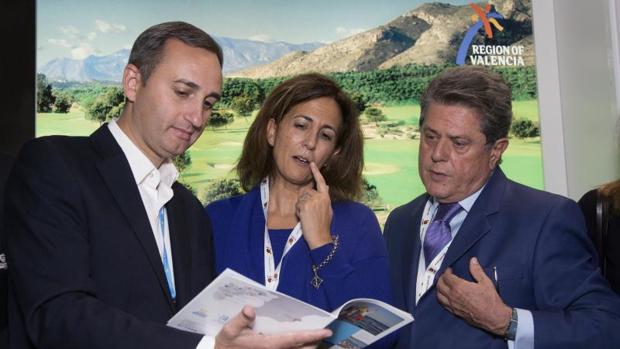 Sánchez, con Isabel Borrego y Federico Trillo, en la Feria de Turismo Mundial de Londres, este lunes