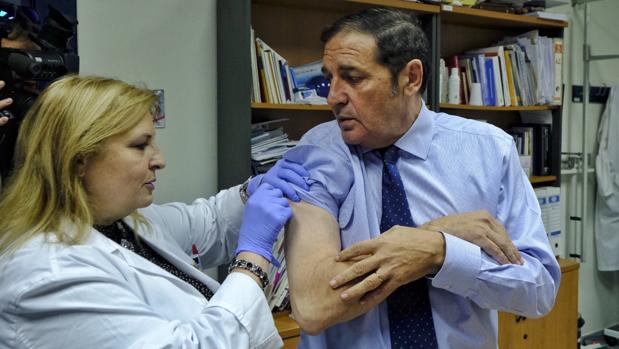 El consejero Antonio Sáez Aguado ha acudido este lunes a vacunarse