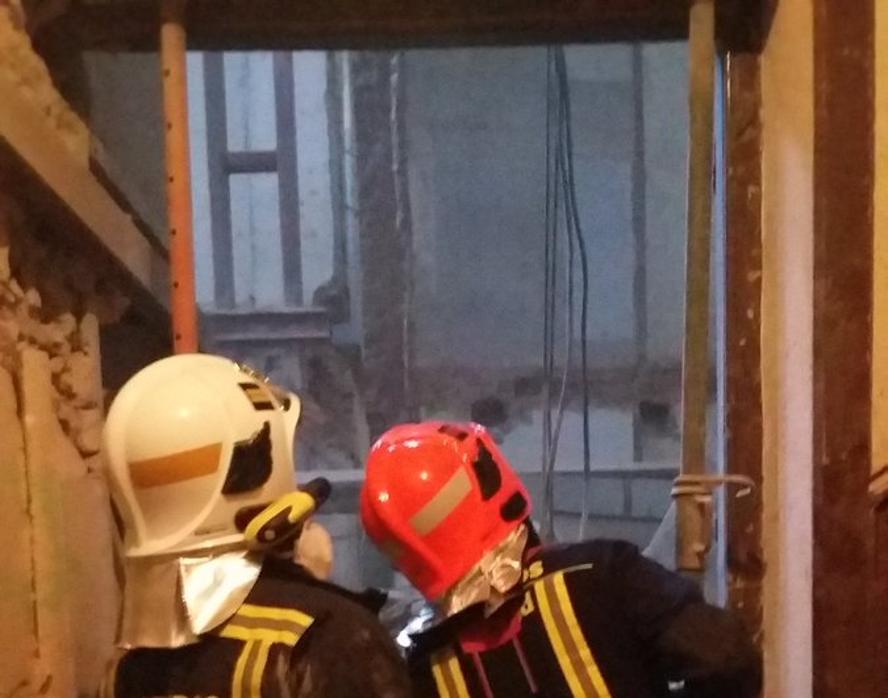 Los bomberos municipales acceden al interior de la vivienda, en la calle Lagasca
