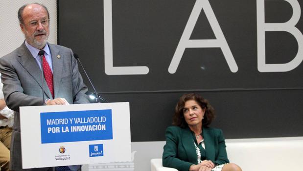 Ana Botella y Javier León de la Riva durante el acto de la firma de un convenio con la Agencia de Desarrollo Económico Madrid Emprende