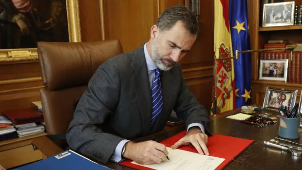 El rey Felipe VI firma el Real Decreto con el nombramiento de Mariano Rajoy
