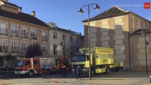 Los bomberos y el 112 atienden a los heridos tras al incendio en la residencia de anciandos de San Sebastián de los Reyes
