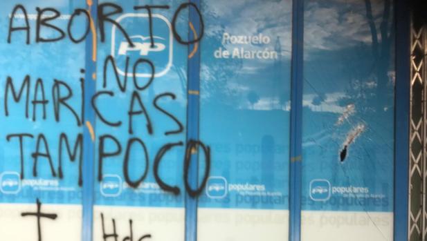 Pintadas homófobas y cristales rotos en la sede del PP de Pozuelo de Alarcón