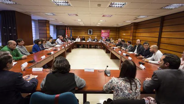 El director general de Transportes, Ignacio Santos, se ha reunido con representantes del Ayuntamiento de Valladolid y de los municipios del área funcional estable para abordar la implantación del transporte metropolitano