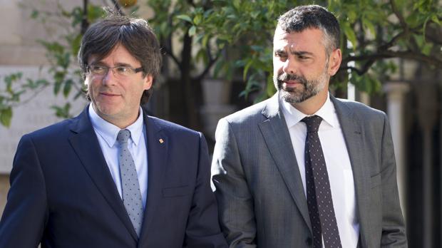 Santi Vila, consejero catalán de Cultura, junto al presidente de la Generalitat, Carles Puigdemont