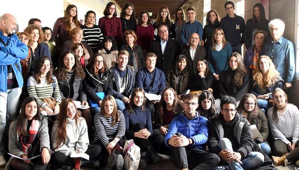 Varios estudiantes del jurado, con el presidente de Afundación