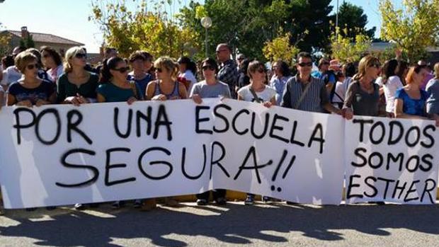 Padres, madres y profesores se concentraron en apoyo a la maestra agredida en octubre de 2014