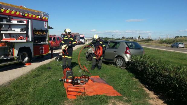 Bomberos de Valencia tras rescatar a un conductor atrapado en otro accidente