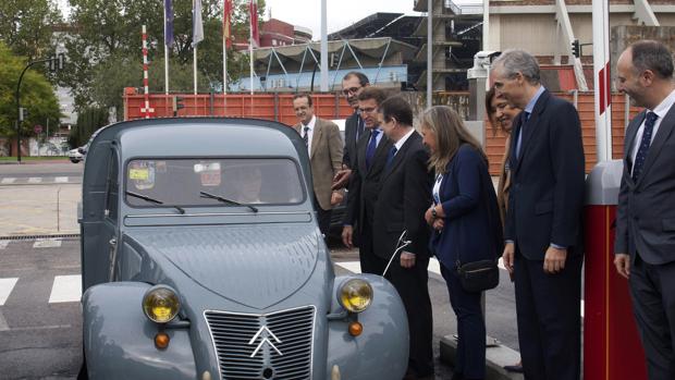 El primer vehículo fabricado en la planta, un Citroën Azul, estrenó el parking